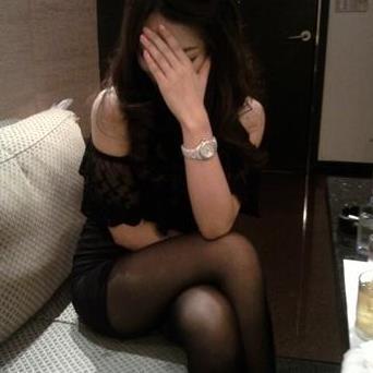 3no 인사 시간을 기다리는 여성