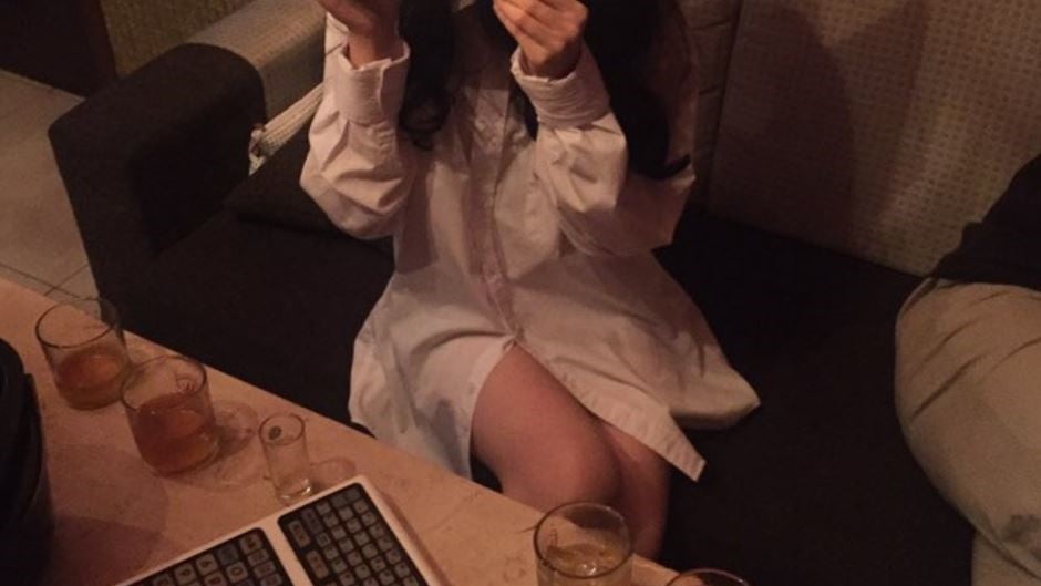 노래방 리모콘으로 맞춤형 서비스하는 여성